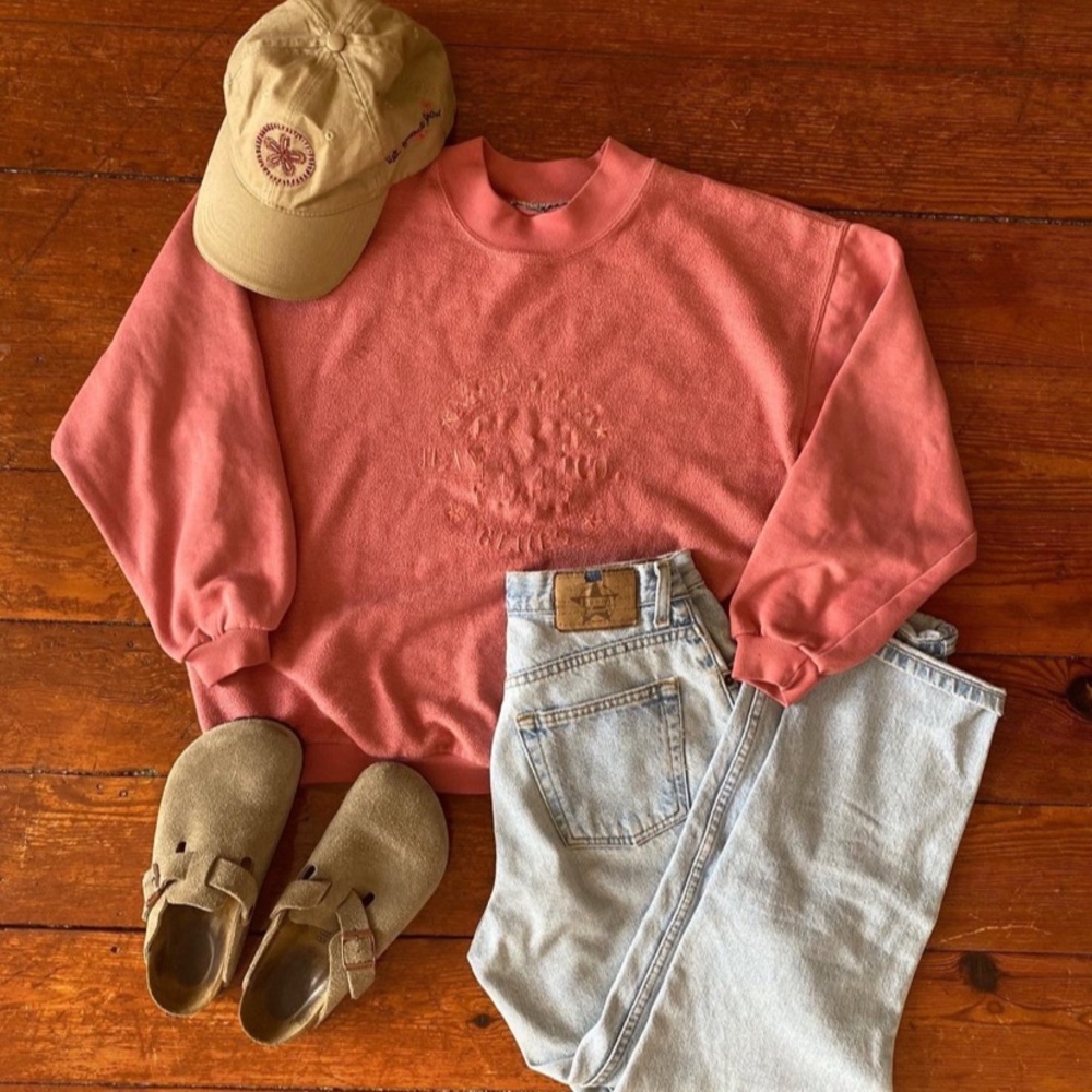 Coral Sweatshirt and Light Wash Jeans Outfit
